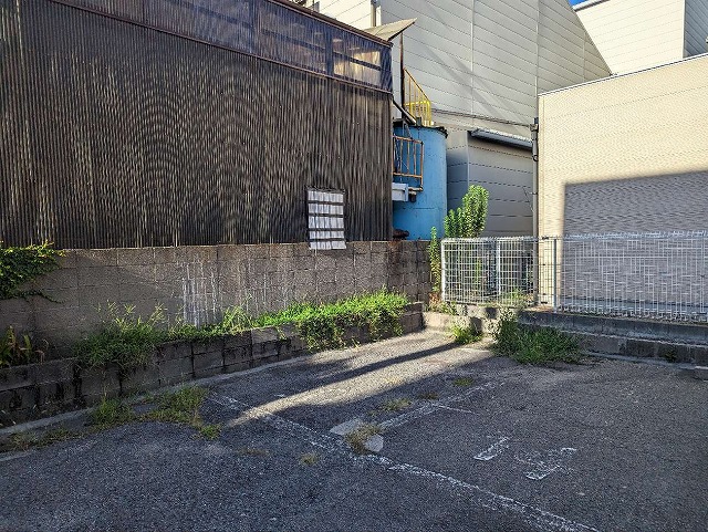 外壁波板張り替えを行うための足場を設置する前面の駐車場