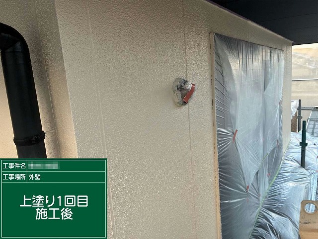 サイディング外壁への中塗り（上塗り1回目）が完了した状態