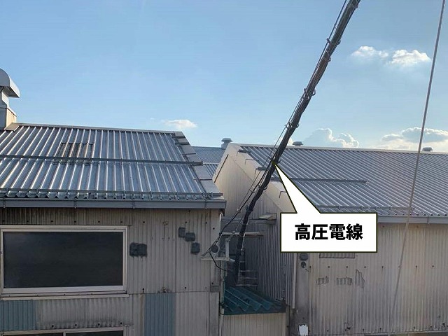 工場建物の間に配置されている高圧電線