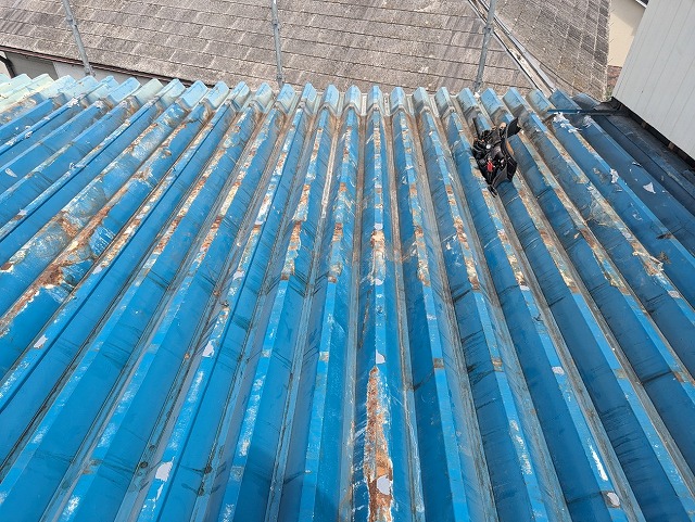 劣化が進んで塗膜剥がれやサビがある折板屋根