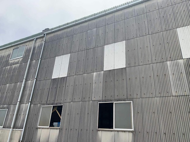 波型スレート外壁に長年の汚れやカビによる黒ずみを確認