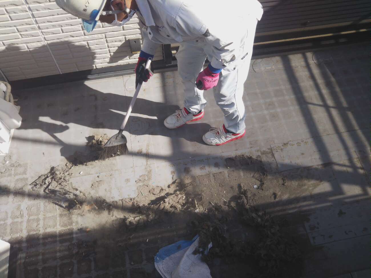 ベランダ床の掃き掃除