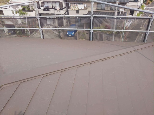 劣化したスレート屋根の上にガルバリウム鋼板屋根を重ね張り