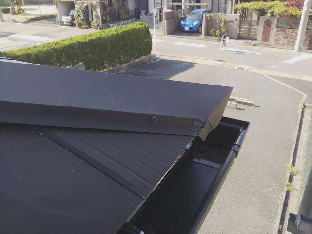 下屋根に施工したガルバリウム鋼板屋根の棟板金の納まり