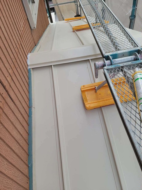 ガルバリウム鋼板屋根の棟板金施工