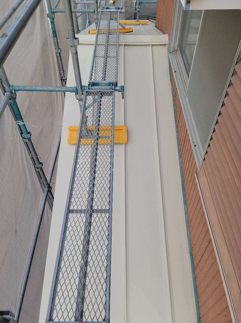 立平葺きによる下屋根の葺き替え工事が完成