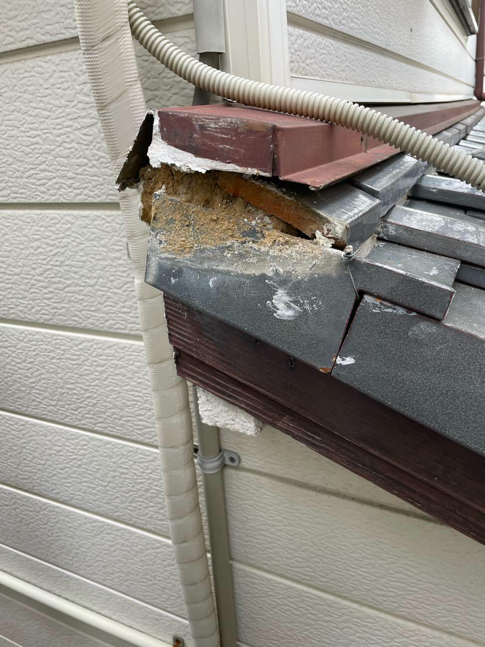 漆喰の奥に見える葺き土