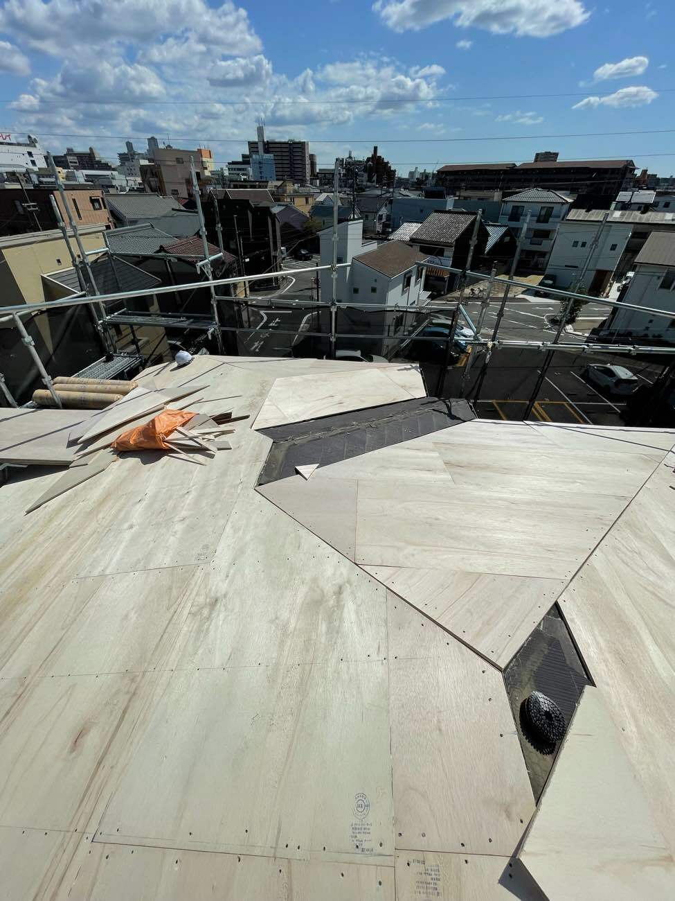 スレート屋根の上に合板を施工