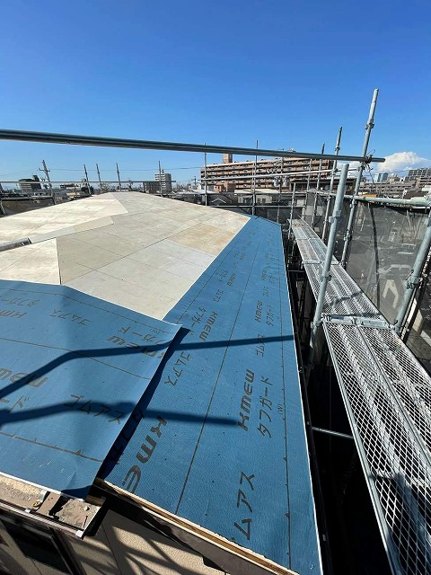 屋根カバー工法で防水シートを軒先から施工