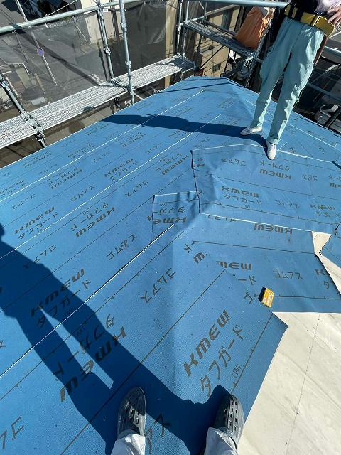 屋根カバー工法でケイミューの改質アスファルトルーフィングのタフガードを施工