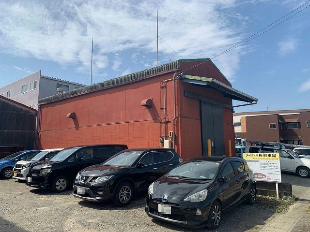 屋根カバー工法によるメンテナンスを行う資材倉庫の全景