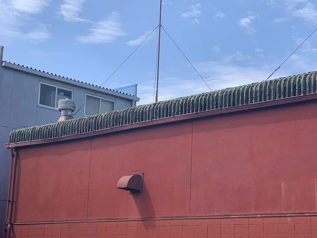 雨漏りしている築30年の資材倉庫のスレート屋根