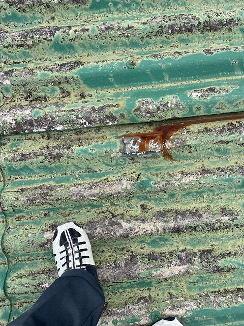 避雷針のワイヤーを固定している金物のサビ