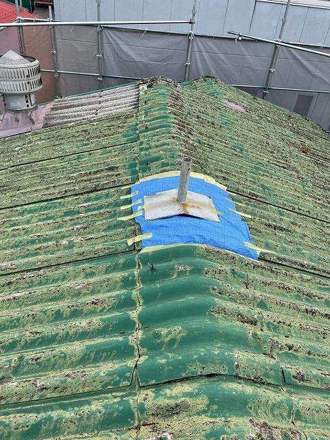 避雷針撤去後に雨漏り防止のためのブルーシート養生