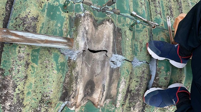 避雷針の根元の波型スレート屋根の割れ