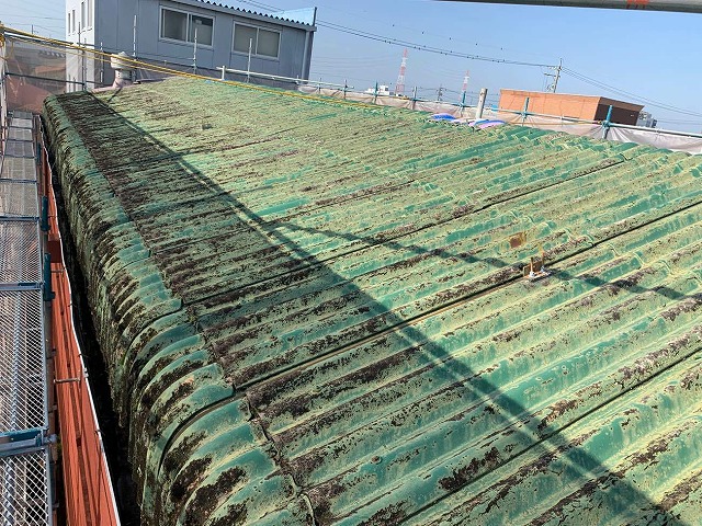 資材倉庫の屋根メンテナンス前の状況