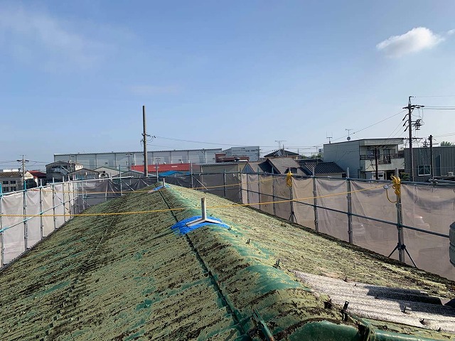 波型スレート屋根のカバー工法メンテナンスで材料搬入前の状況