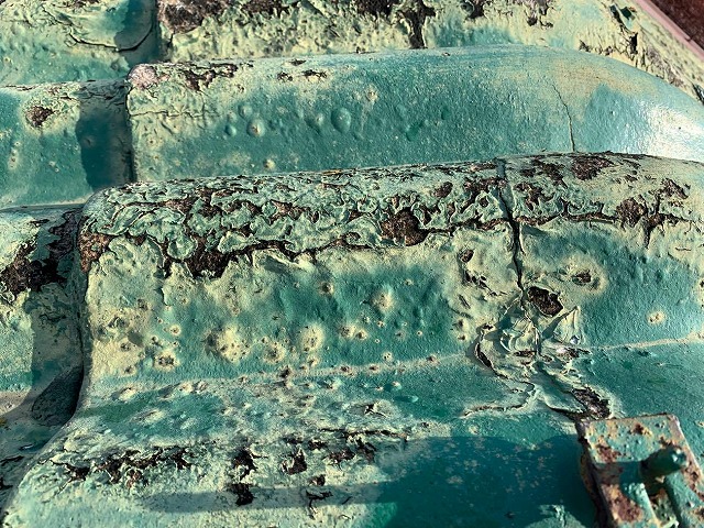 波型スレート屋根の表面塗装が剥がれている様子