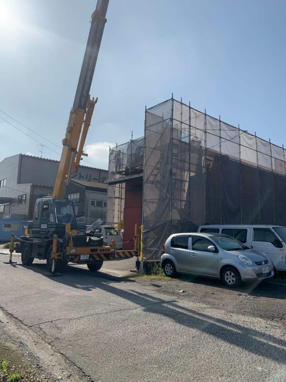 クレーン車による材料搬入