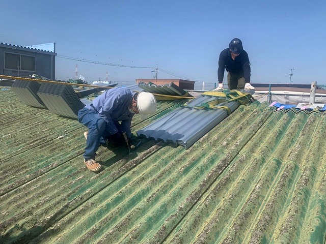 波型スレート屋根のカバー工法で使用するガルバリウム鋼板屋根材の搬入状況