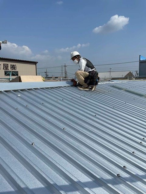 ガルバリウム鋼板屋根の雨仕舞の後に棟板金を設置