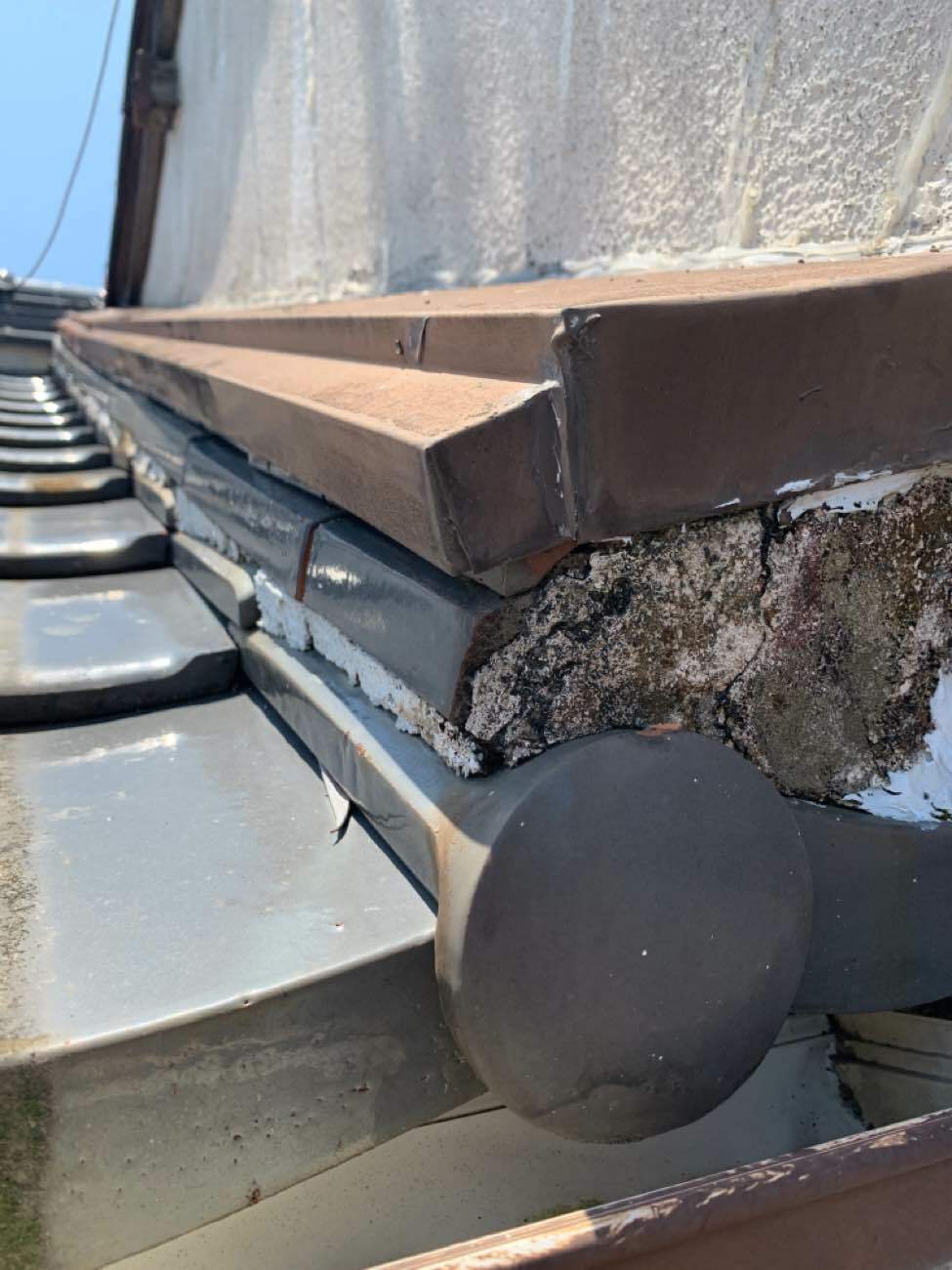 雨押え板金の劣化した漆喰