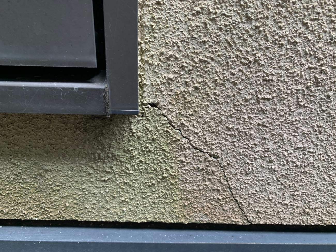 外壁のひび割れ