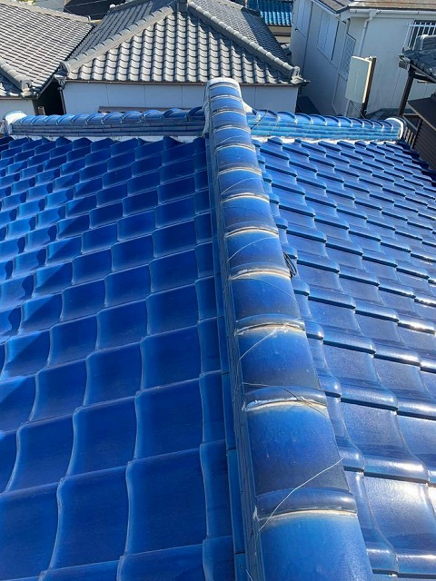 雨漏り調査を行った住宅屋根の棟部分