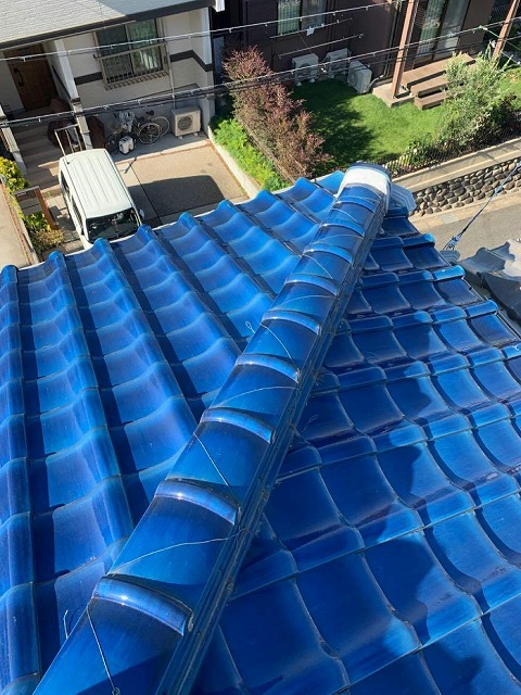 雨漏り調査を行った青い瓦屋根の住宅