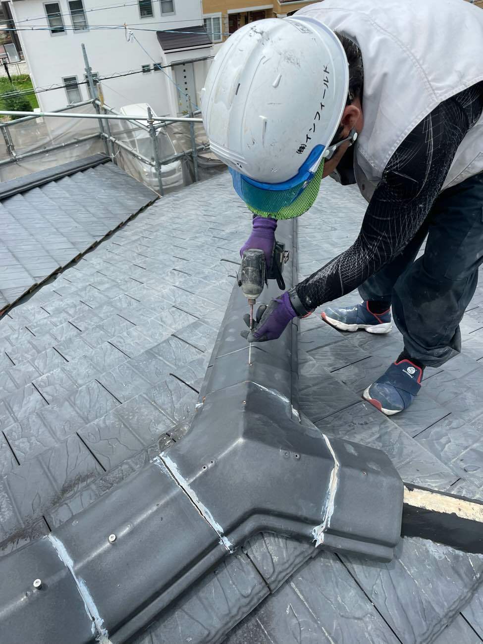 棟瓦をビスで固定