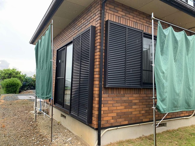 塗装工事を行う前のサッシのシャッター