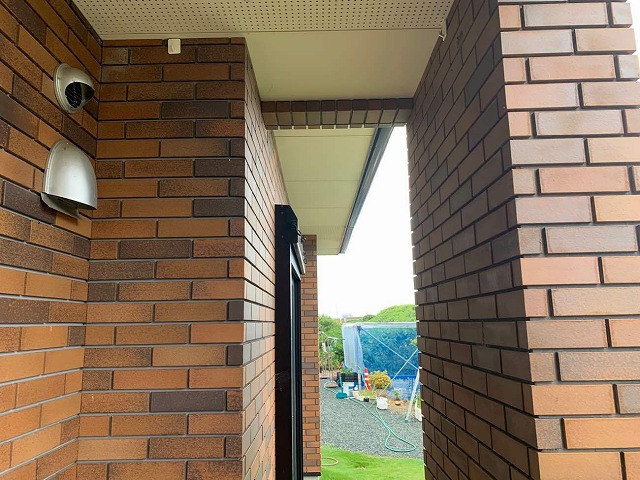 玄関前のタイル仕上げの柱