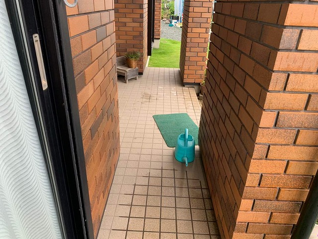 タイル仕上げの玄関ポーチと外壁