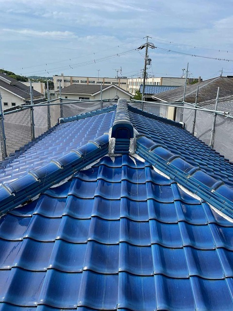 屋根葺き替え工事のために足場の設置が完了した状況