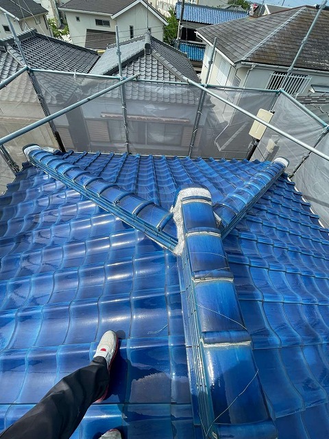 瓦屋根を金属屋根に葺き替える工事の足場が完成