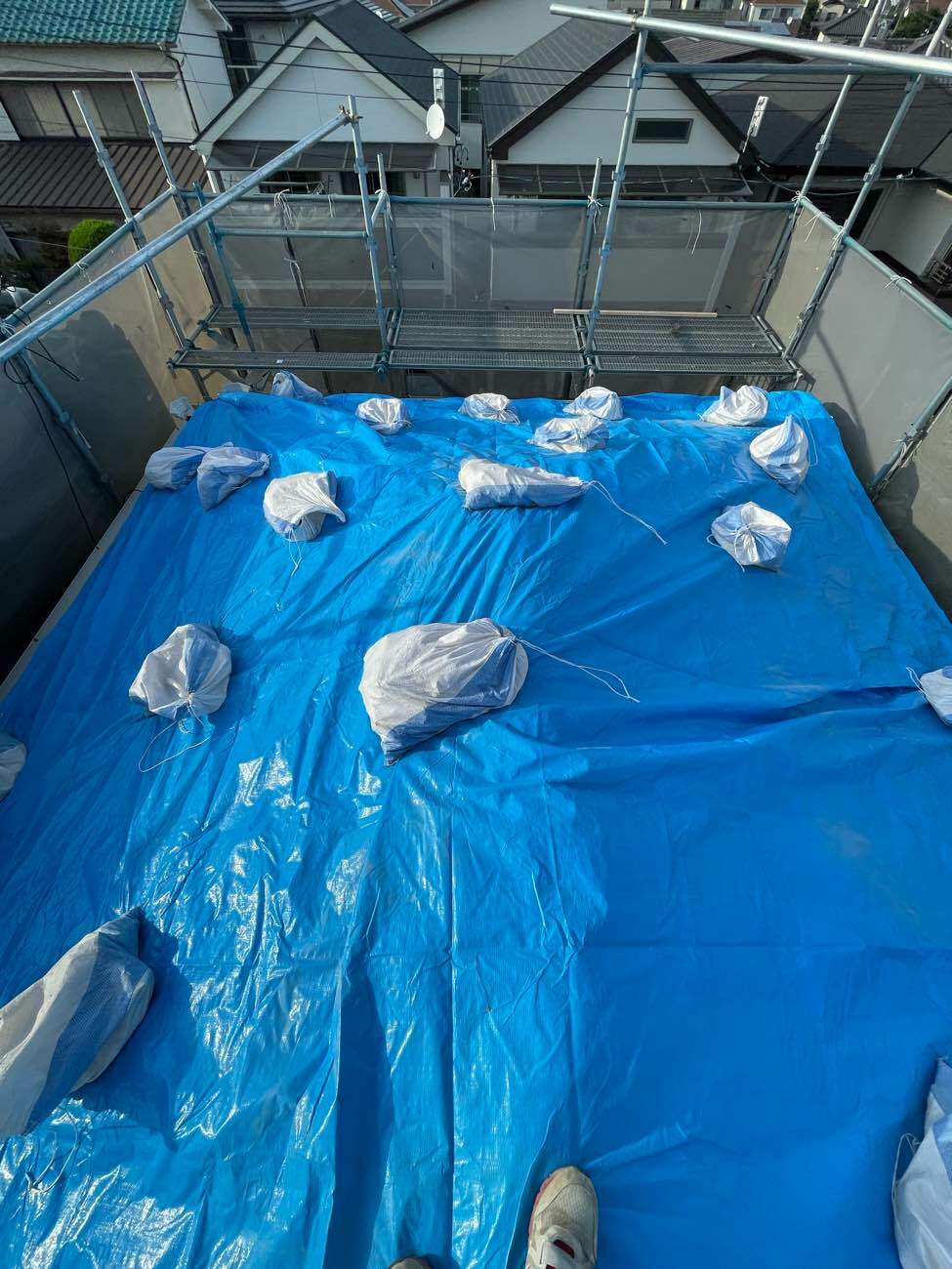 ブルーシートで養生