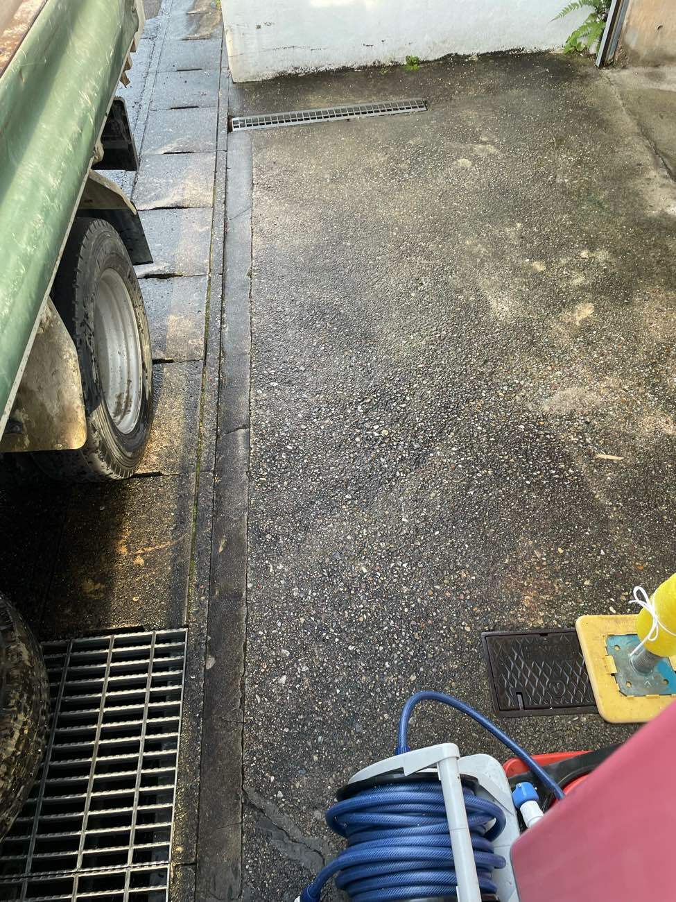 道路を水道水で洗浄