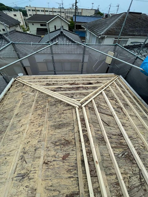 屋根葺き替え工事の瓦降ろし後に垂木で下地づくり