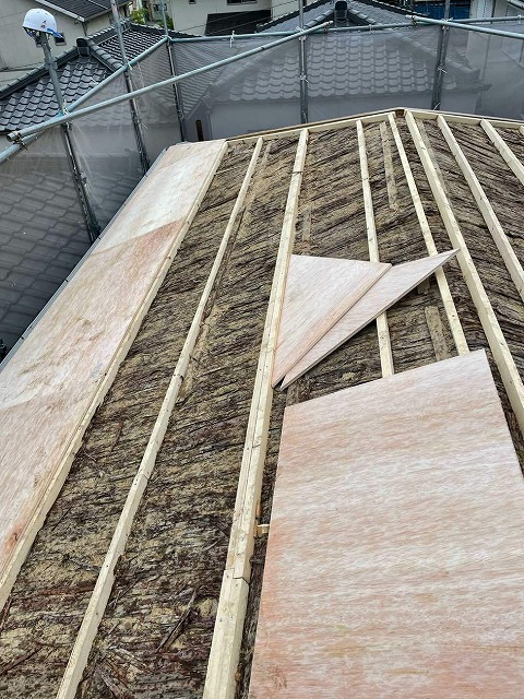 屋根葺き替え工事の合板を使った野地板施工
