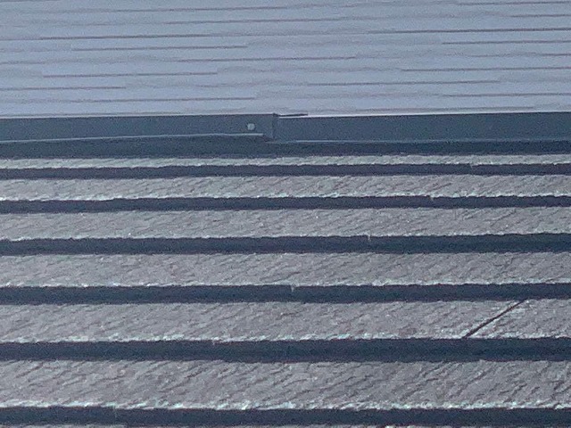 カラーベストの屋根と板金役物に劣化症状を確認した現場調査