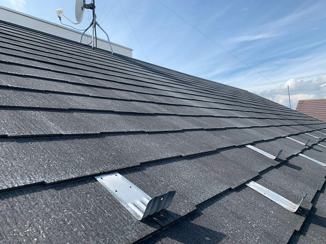 スレート屋根に雪止め金具が設置されている状況