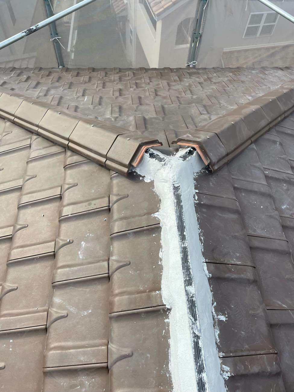 棟瓦をビスで固定