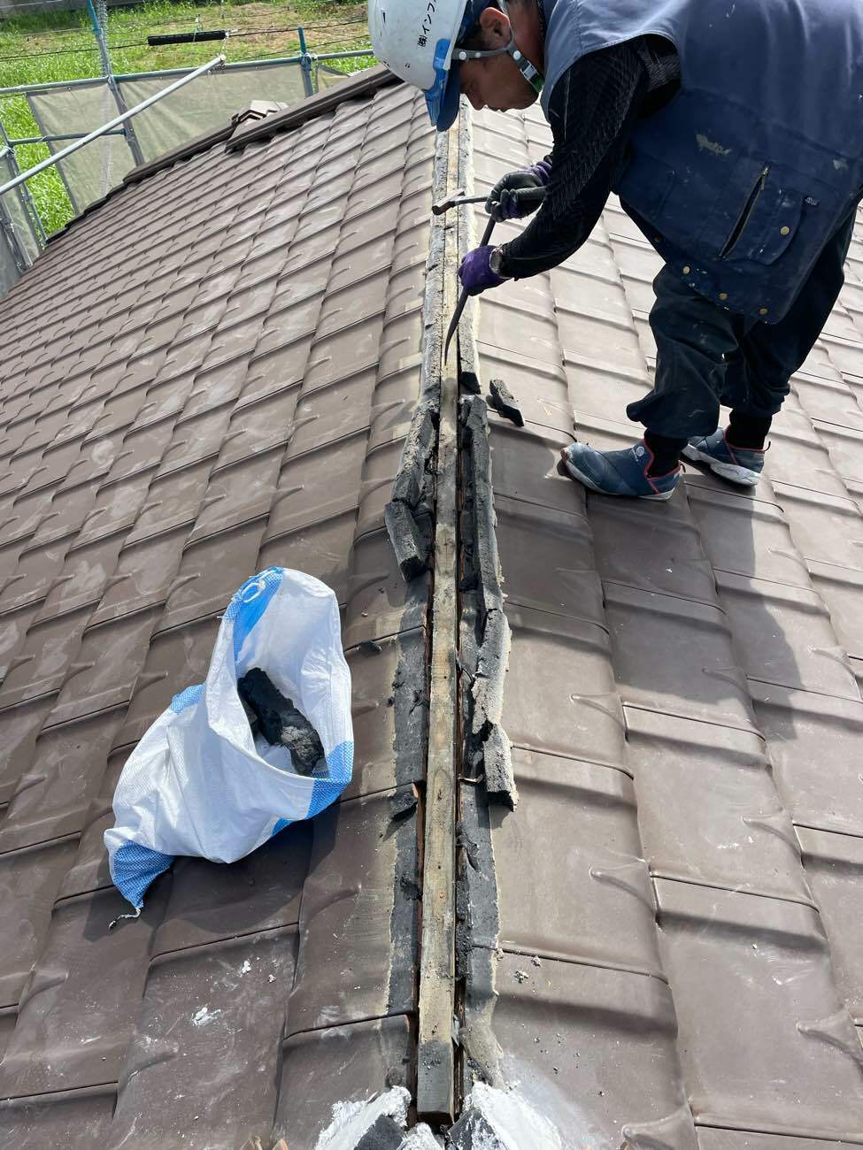 バールで棟瓦の下地を撤去