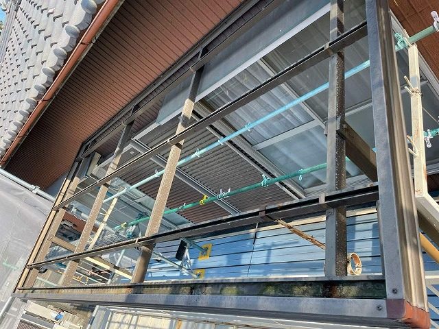 ベランダ屋根の張り替え工事で骨組みだけになった状態