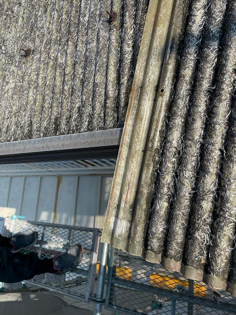 激しく劣化が進んでいるガラス繊維入り波板