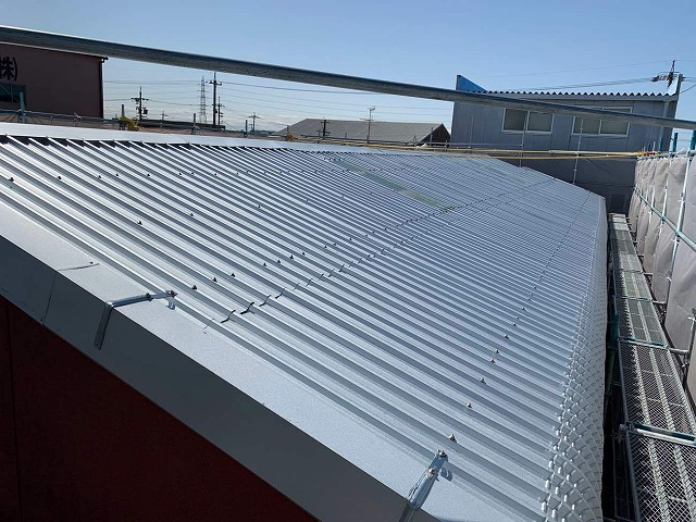 資材倉庫屋根へのガルバリウム鋼板屋根を使ったカバー工法メンテナンスが完了