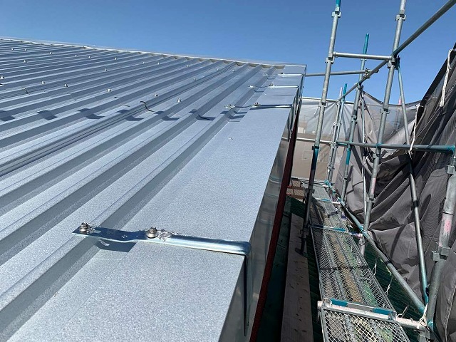 ケラバ板金をケラバ押さえ金物で固定して耐風性を確保