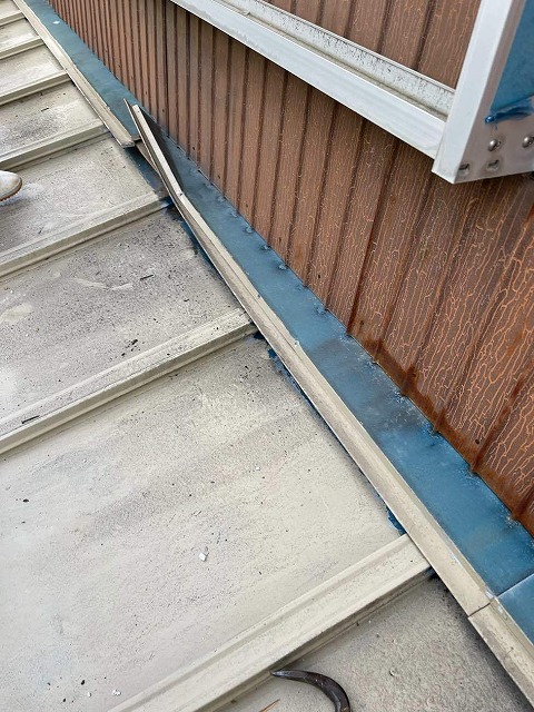 屋根葺き替え工事で瓦棒葺き屋根の撤去を行っている様子