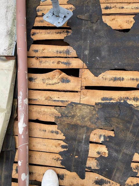 屋根葺き替え工事で屋根撤去後の防水シート劣化状況