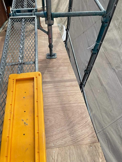 屋根葺き替え工事の合板による下地づくり